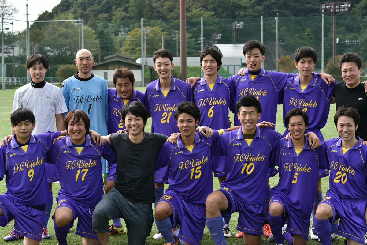 2016年、地区リーグ決勝大会でピッチに並び笑顔で記念撮影をするF.C バイオレッツの選手とスタッフ