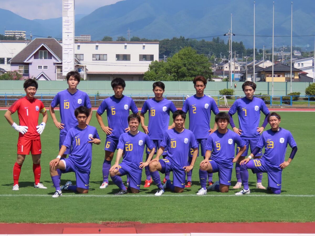 2021年、ピッチで試合前の集合写真におさまるF.C バイオレッツのトップチーム