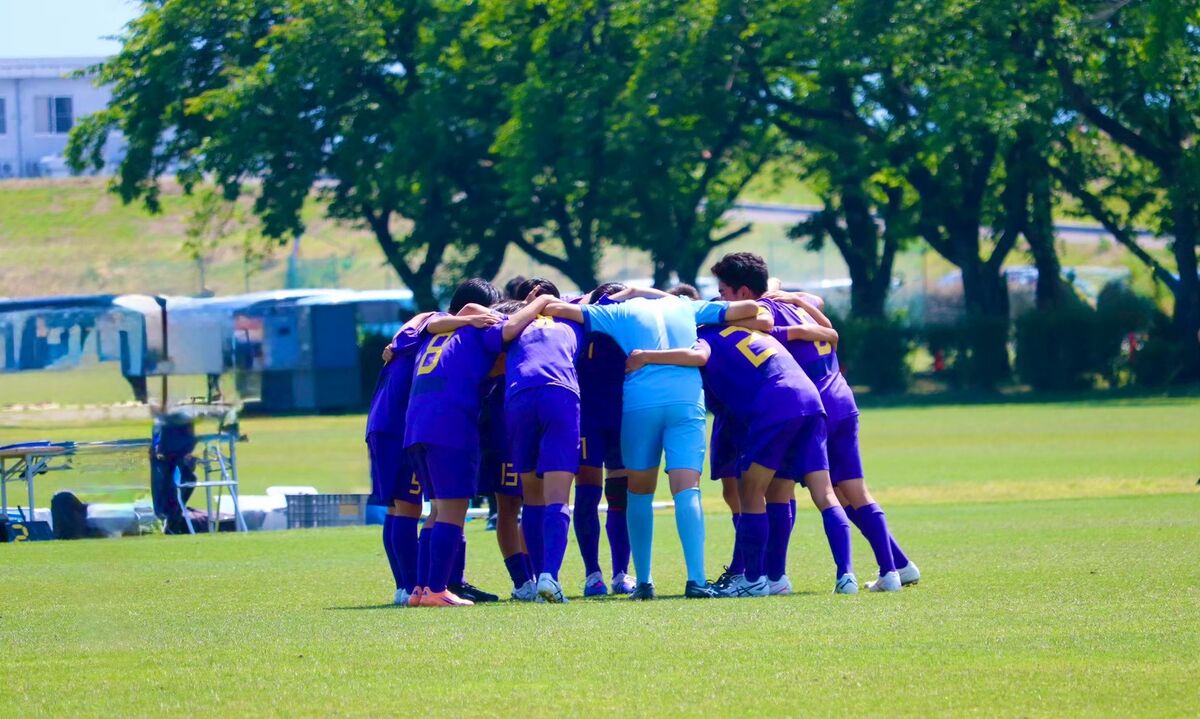 試合前、ピッチの中央で円陣を組むF.C バイオレッツU-15の選手たち