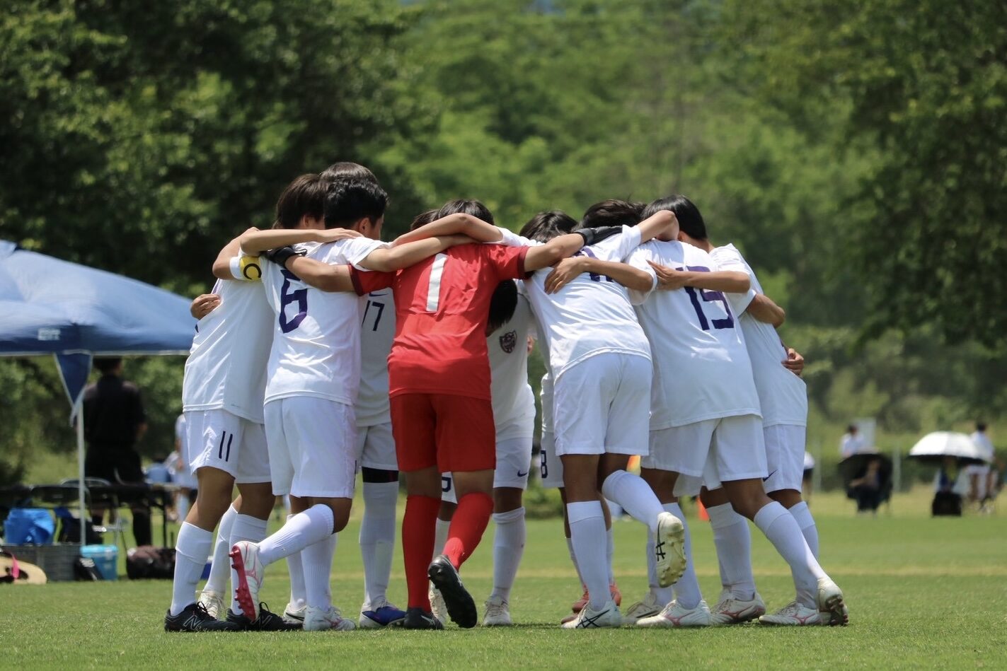 U-15の選手たちが試合前に円陣を組む様子